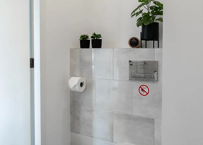 Chic W Bathroom & Kitchen