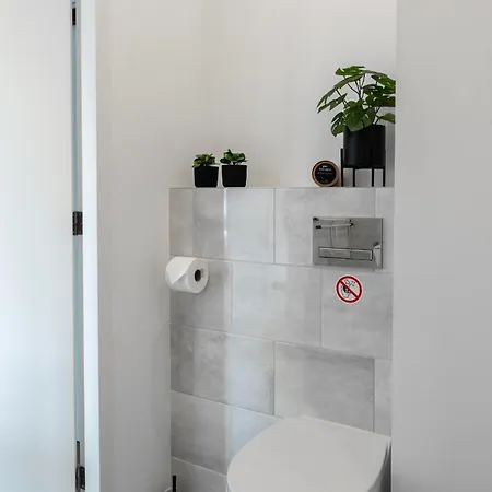 Chic W Bathroom & Kitchen