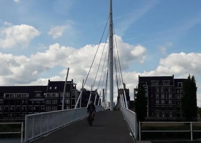 Chic W Bathroom & Kitchen Apartment *