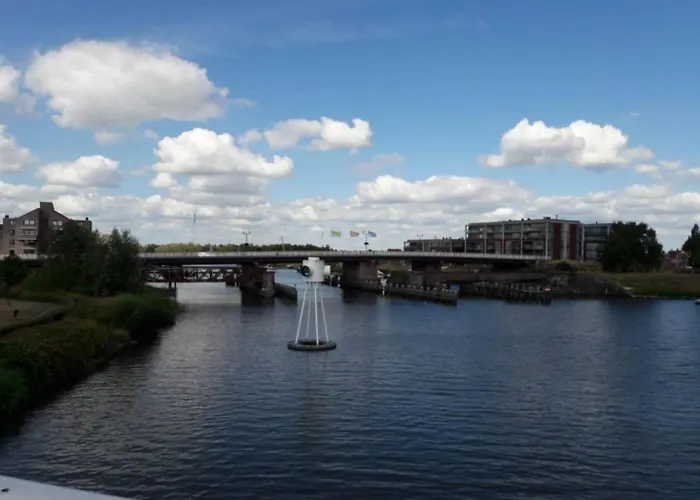 Chic W Bathroom & Kitchen Apartment