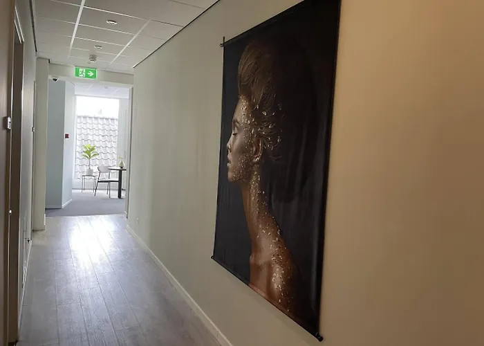 Apartment Chic W Bathroom & Kitchen