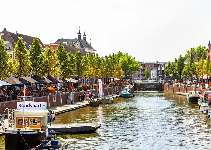 Apartment Chic W Bathroom & Kitchen